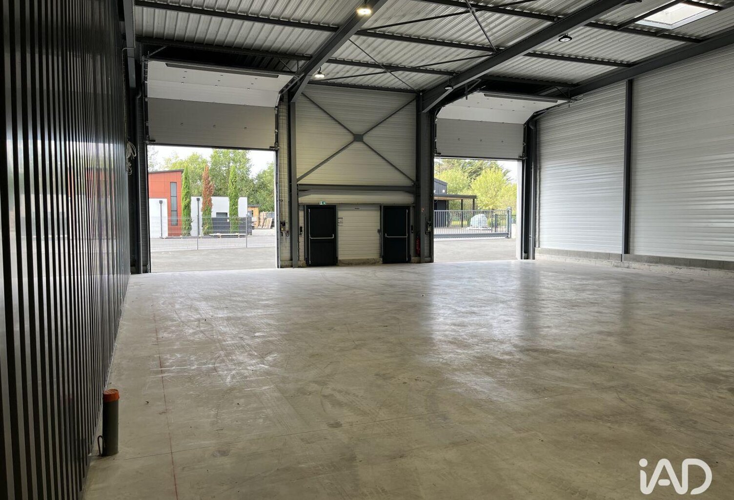 Location Local d'activités 300 m&sup2; — photo 1