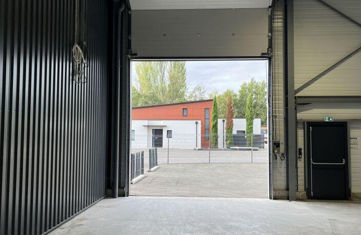 Location Local d'activités 300 m&sup2; — photo 2