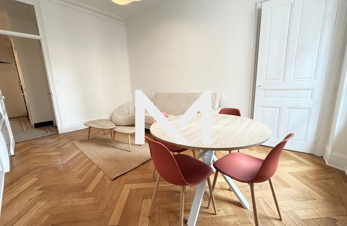GRENOBLE - BEL IMMEUBLE HAUSSMANNIEN- T3 — photo 2