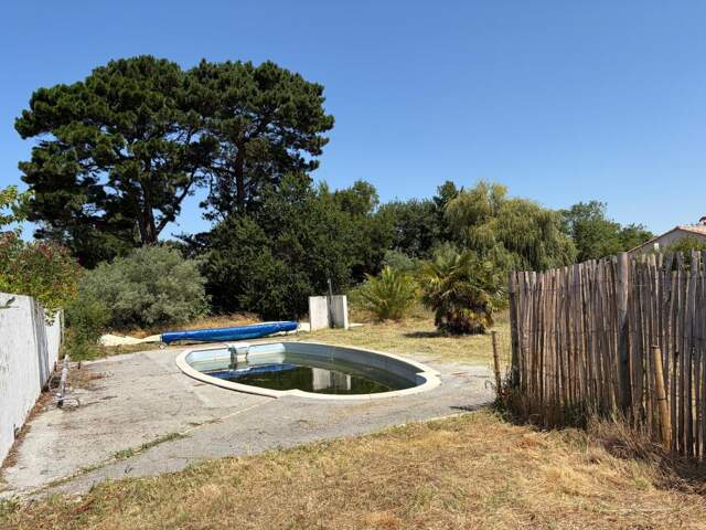 BRETIGNOLLES SUR MER 85 -AUX ENCHERES- A 800M DES PLAGES PARCELLE DE TERRAIN AVEC PISCINE 542M² A BATIR — photo du bien
