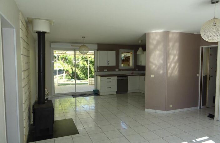 SECTEUR AMBAZAC VASTE ET BELLE MAISON DE 122 M² SUR SOUS-SOL SEMI ENTERRE 4 CHAMBRES SUR UN TERRAIN DE 2900 M² — photo 3