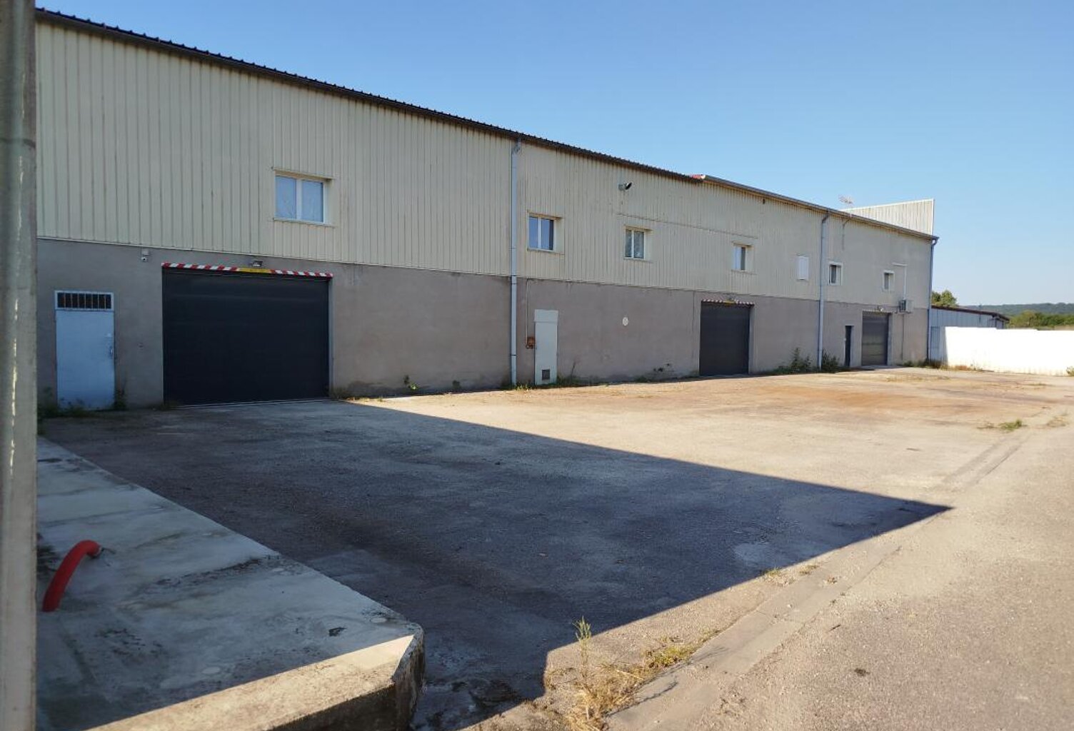 À VENDRE – Entrepôt de 990 m² à Contrexéville (Vosges) — photo 1