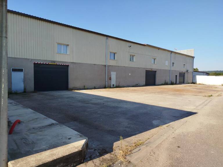 À VENDRE – Entrepôt de 990 m² à Contrexéville (Vosges) — photo 1