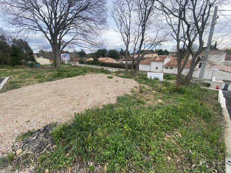 TERRAIN A VENDRE SUR PELISSANNE — photo 1