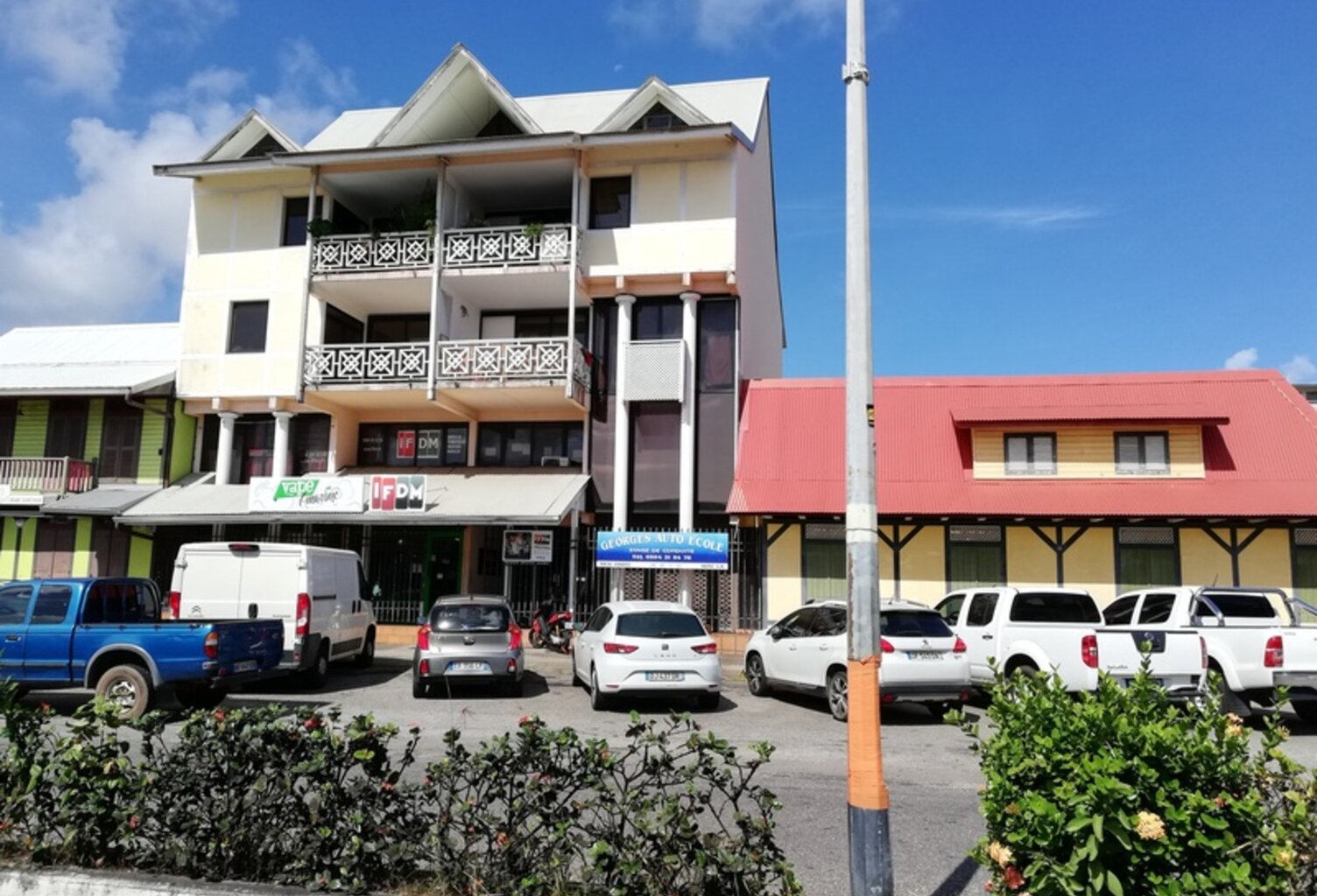 CAYENNE – Centre-ville – Appartement T2 lumineux avec loggia et balcons — photo 1