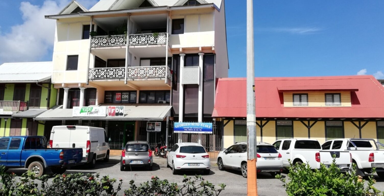 CAYENNE – Centre-ville – Appartement T2 lumineux avec loggia et balcons — photo 1