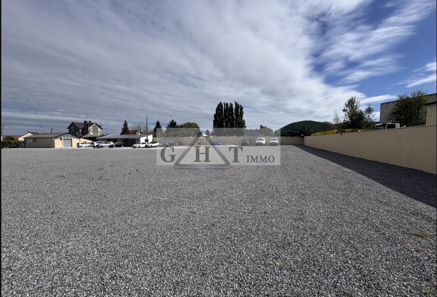 ENTREPOT 4600 M² + 15 000 M² DE TERRAIN A VAUX LE PENIL — photo 1