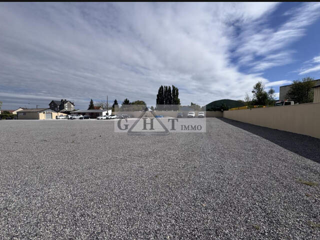 ENTREPOT 4600 M² + 15 000 M² DE TERRAIN A VAUX LE PENIL — photo du bien