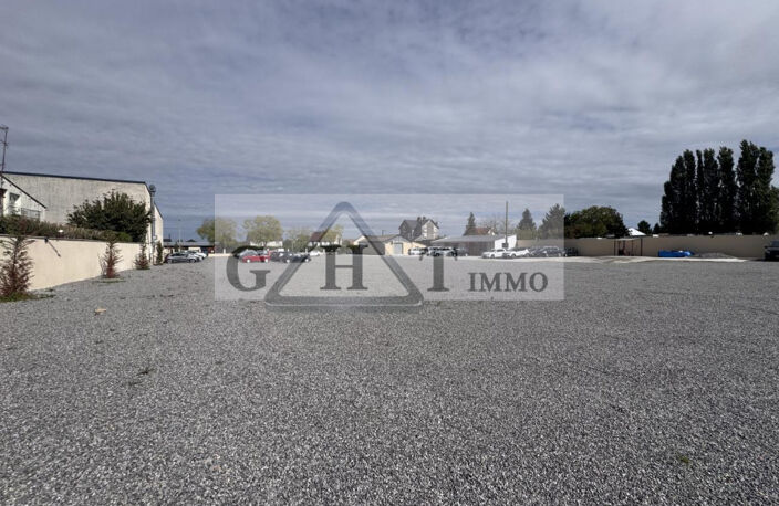 ENTREPOT 4600 M² + 15 000 M² DE TERRAIN A VAUX LE PENIL — photo 2