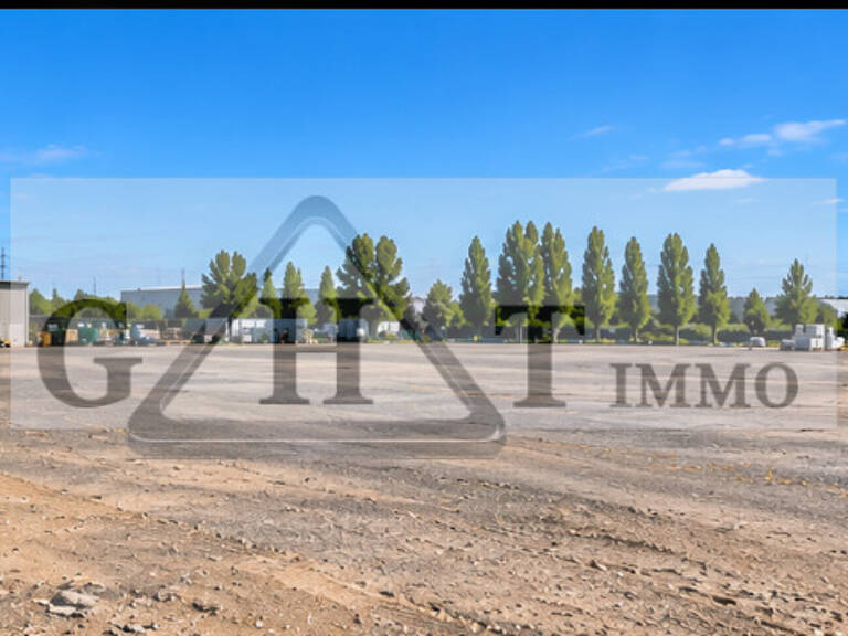 ENTREPOT 4600 M² + 15 000 M² DE TERRAIN A VAUX LE PENIL — photo 1