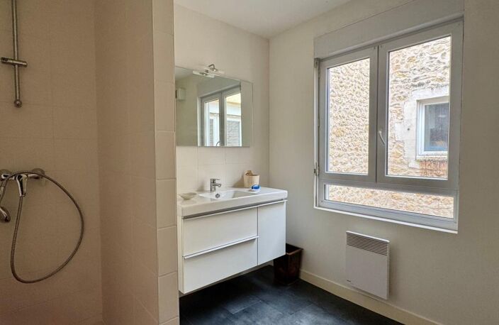 Rochefort hypercentre-ville, maison 3 chambres avec extérieur — photo 4