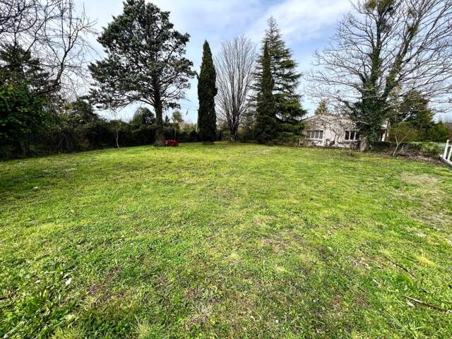 Terrain À Vendre 715m2 SAINTES — photo du bien