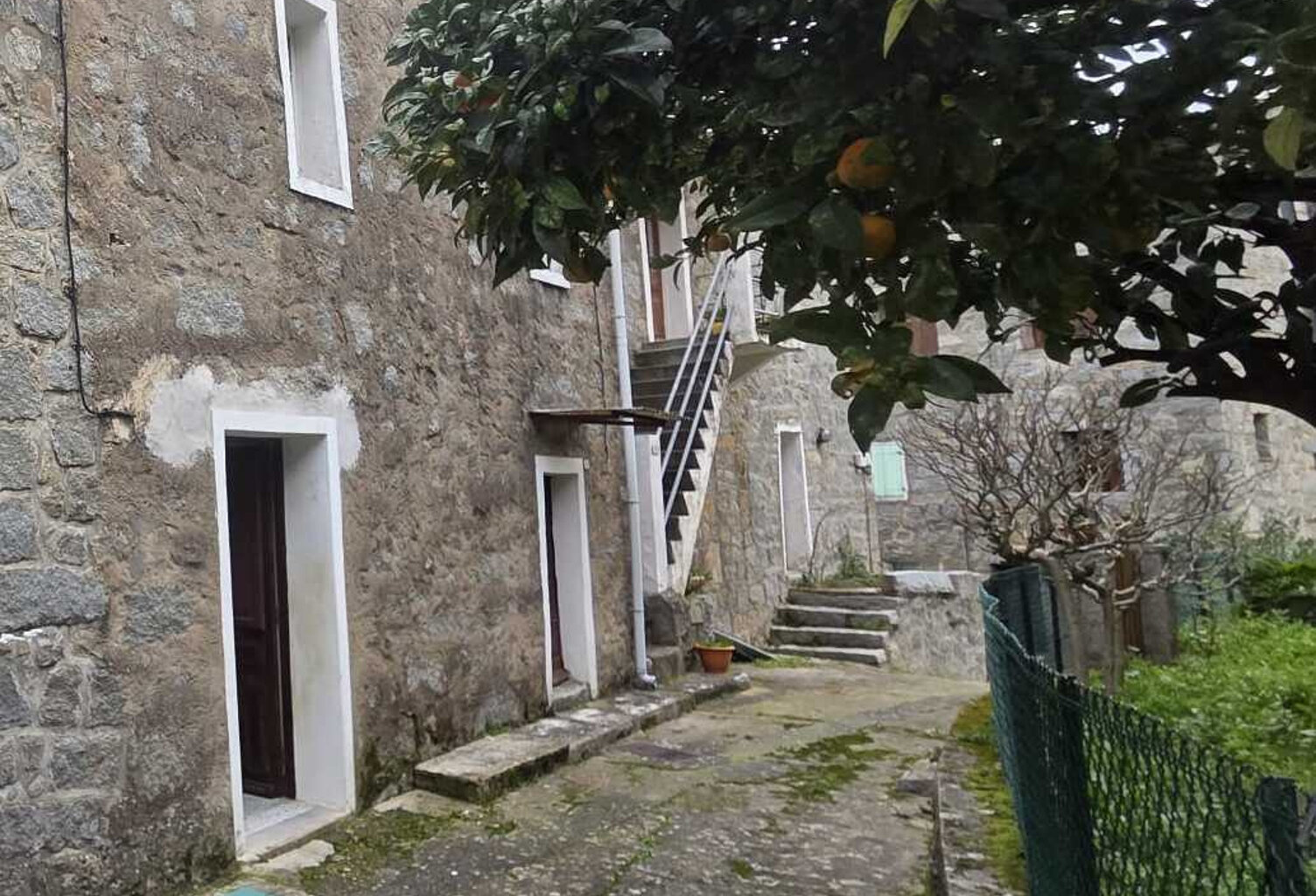 Petit prix en Corse-du-Sud : T2 à rénover dans maison de vil — photo 1
