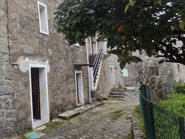 Petit prix en Corse-du-Sud : T2 à rénover dans maison de vil — photo du bien