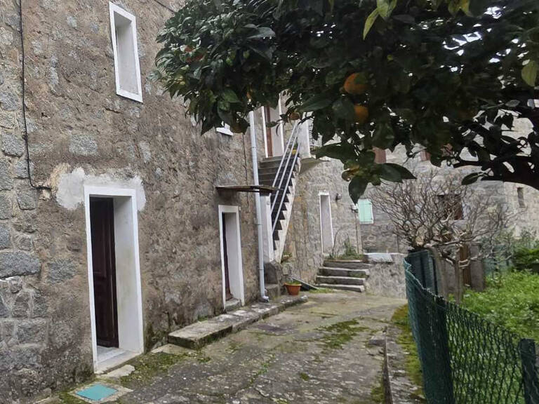 Petit prix en Corse-du-Sud : T2 à rénover dans maison de vil — photo 1