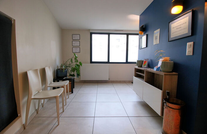 A VENDRE - LOCAL PROFESSIONNEL RENOVE - SECTEUR CATHEDRALE — photo 3