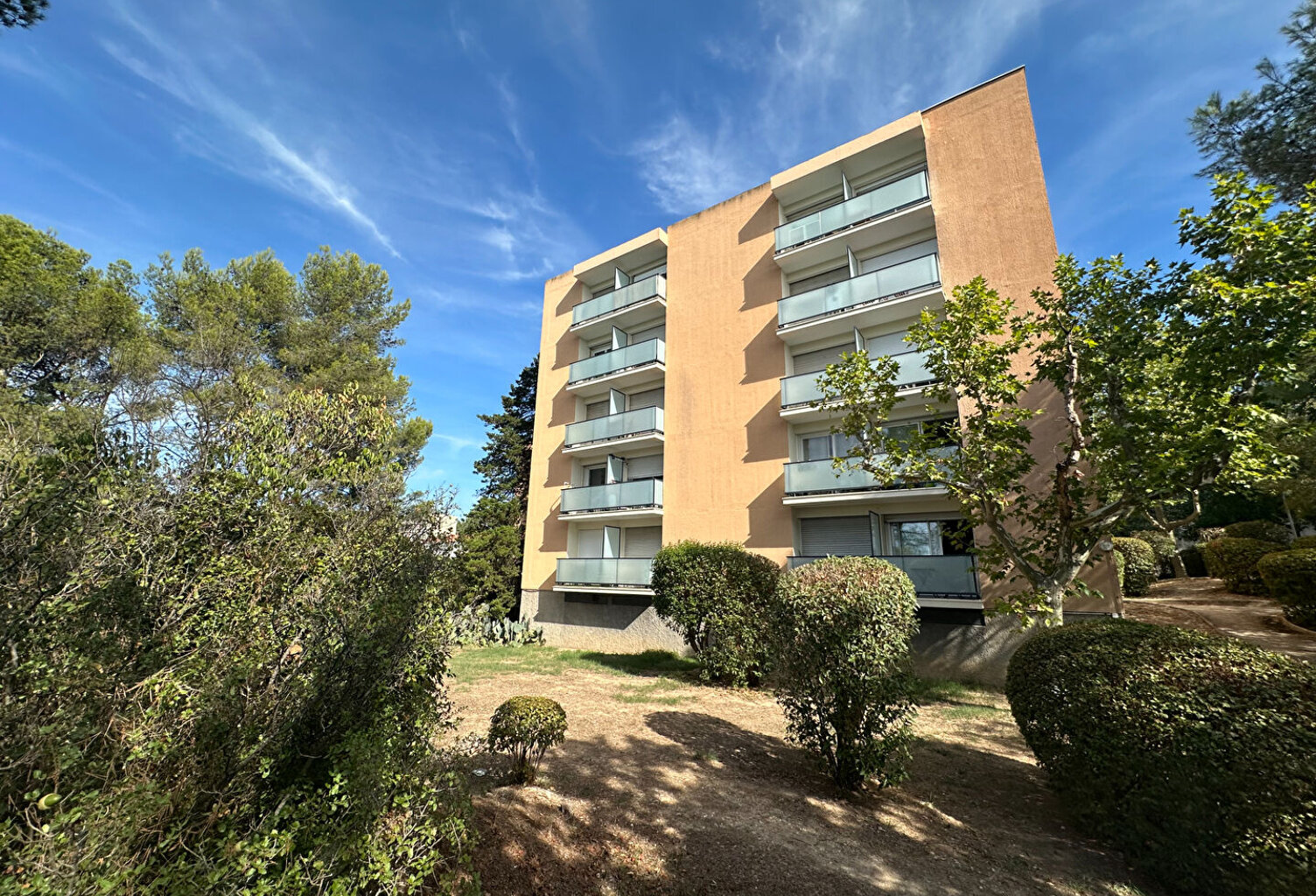 Exlusivité Vente Aix proche faculté, LC gestion vous propose un studio meublé dans copropriété  fermée et sécurisée avec place de parking — photo 1