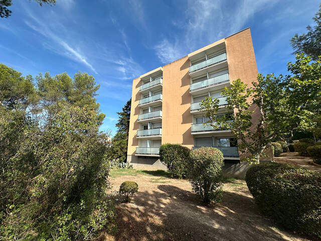 Exlusivité Vente Aix proche faculté, LC gestion vous propose un studio meublé dans copropriété  fermée et sécurisée avec place de parking — photo du bien