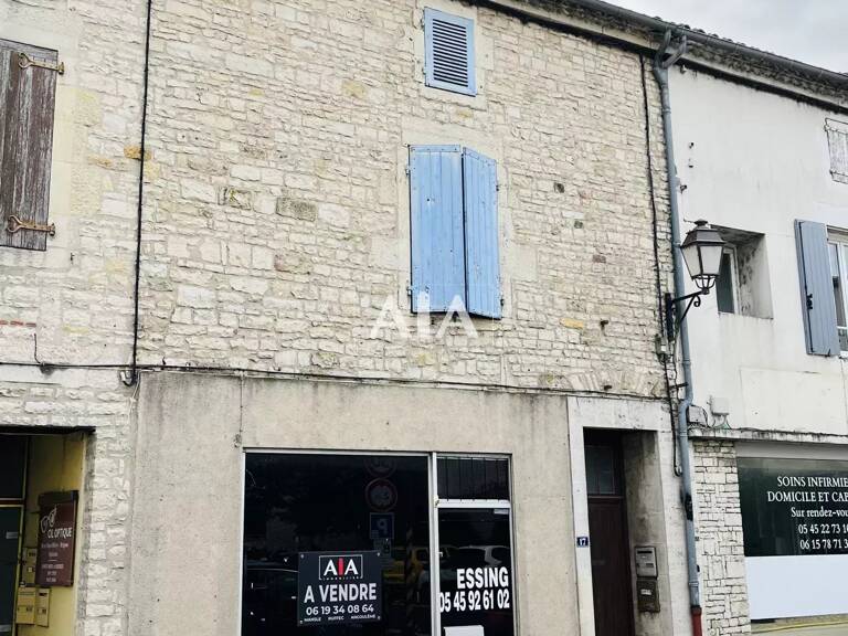Deux bâtiments en pierre au cœur de Mansle-les-Fontaines – beau — photo 1