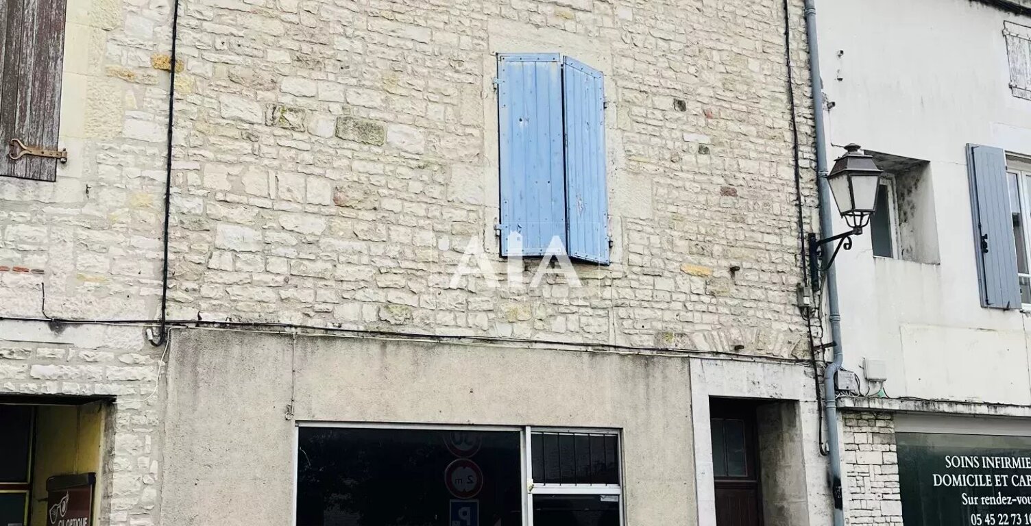 Deux bâtiments en pierre au cœur de Mansle-les-Fontaines – beau — photo 1