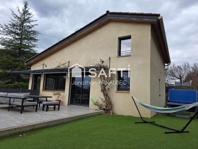 Villa familiale moderne avec jardin, terrasse 5000m2 de montagne — photo du bien