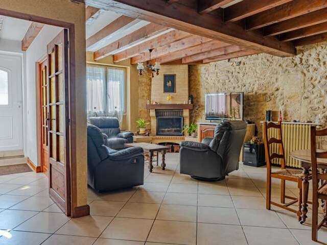 Maison en pierre de 4 pièces principales — photo du bien