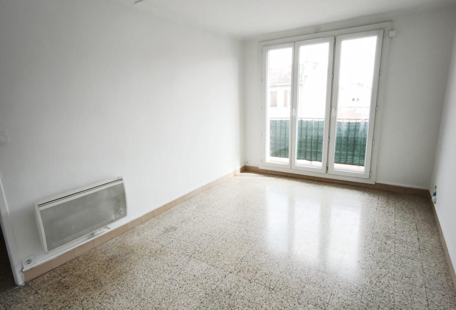 RAVISSANT TYPE 2 DE 41.63 M2 AVEC BALCON AU COEUR DU 10EME ARRONDISSEMENT — photo 1