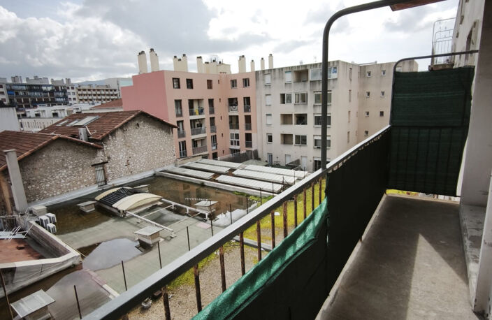 RAVISSANT TYPE 2 DE 41.63 M2 AVEC BALCON AU COEUR DU 10EME ARRONDISSEMENT — photo 3