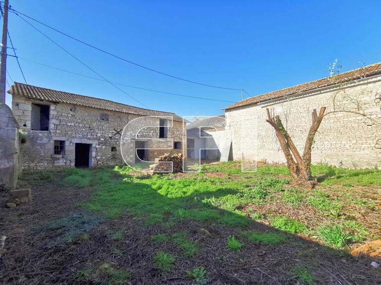 Réf 8143. Faye-la-Vineuse. Deux corps de bâtiment en pierre et — photo 1
