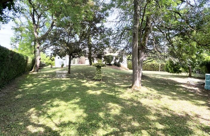 69260 CHARBONNIERES LES BAINS - Maison à vendre 7 pièces - Climatisation - GARAGE - PISCINE - TERRAIN A BATIR  - CALME - SANS VIS A VIS - PROCHE DES COMMODITES — photo 2
