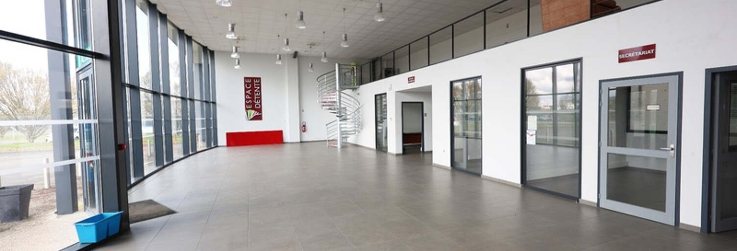 Local industriel  740 m² à louer à Châtellerault (86100)