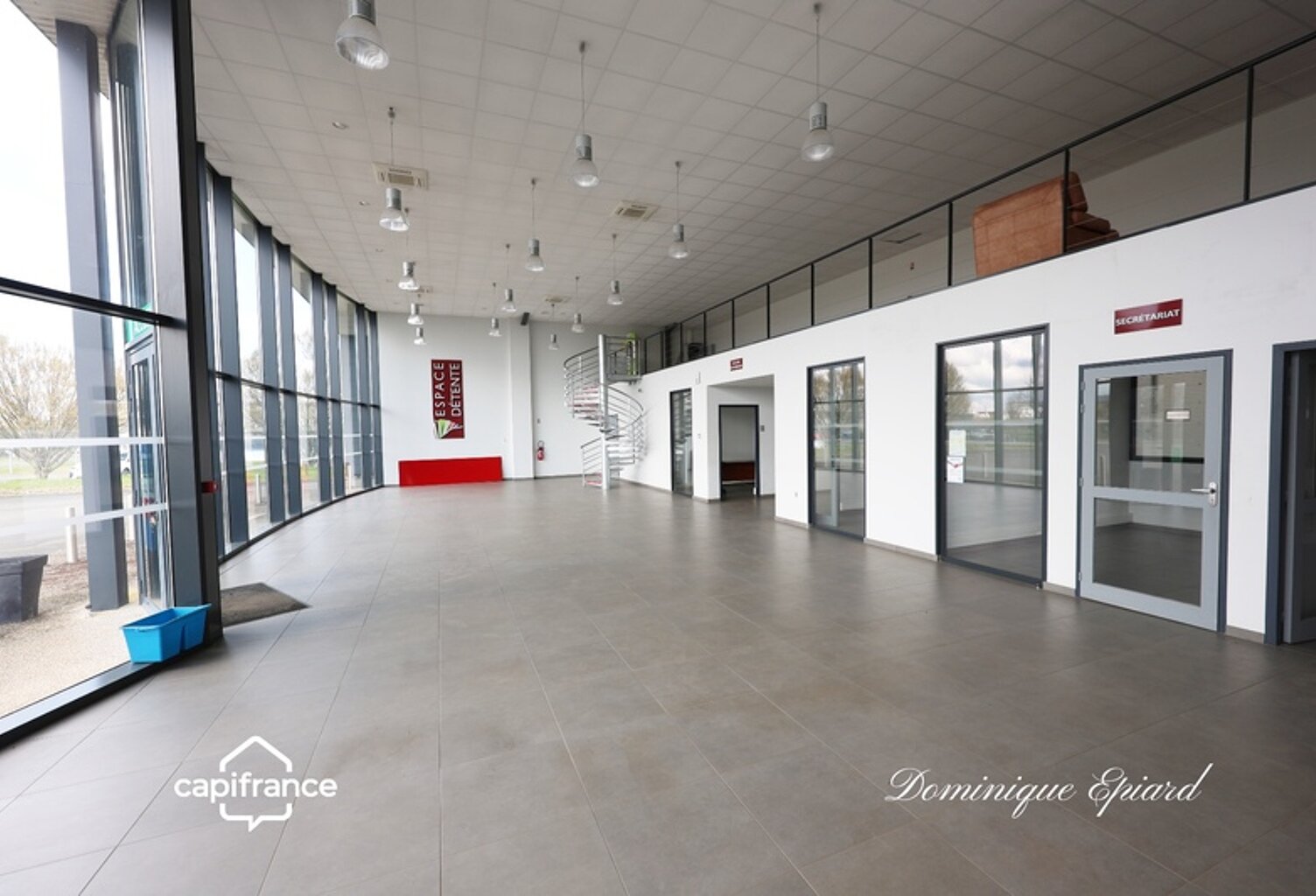 Local d’activité / commercial premium – 740 m² – axe stratégique – terrain 7 500 m² – accès poids lourds — photo 1