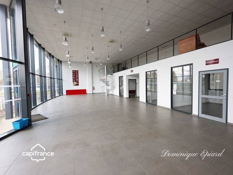 Local d’activité / commercial premium – 740 m² – axe stratégique – terrain 7 500 m² – accès poids lourds — photo 1