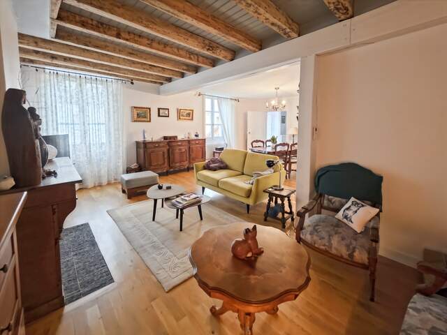 Maison de ville 117 m² au cœur de Lons-le-Saunier – 3 chambres, garage et cour — photo du bien