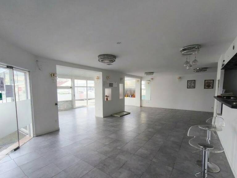 Bien Commercial À Vendre — photo 1
