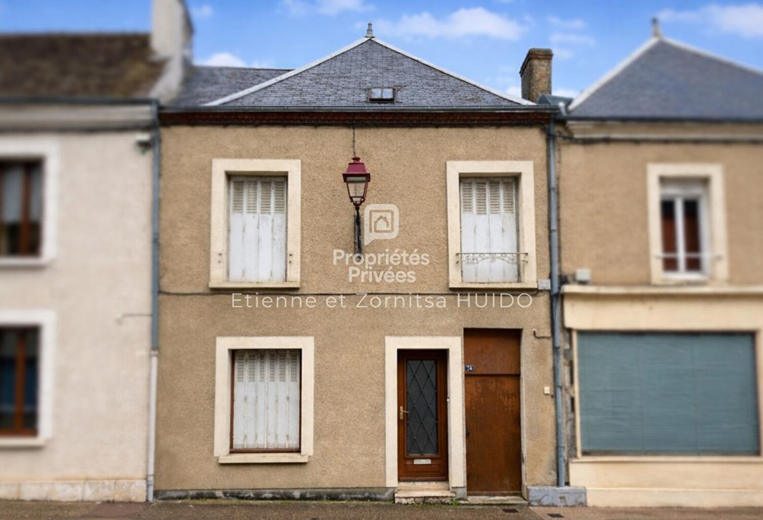 Maison de ville à rénover - Fort potentiel - Dépendances - Centre de Vatan — photo 1