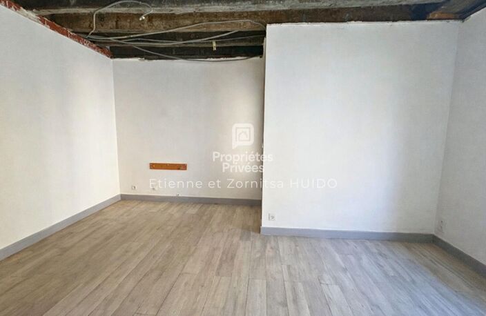 Maison de ville à rénover - Fort potentiel - Dépendances - Centre de Vatan — photo 2