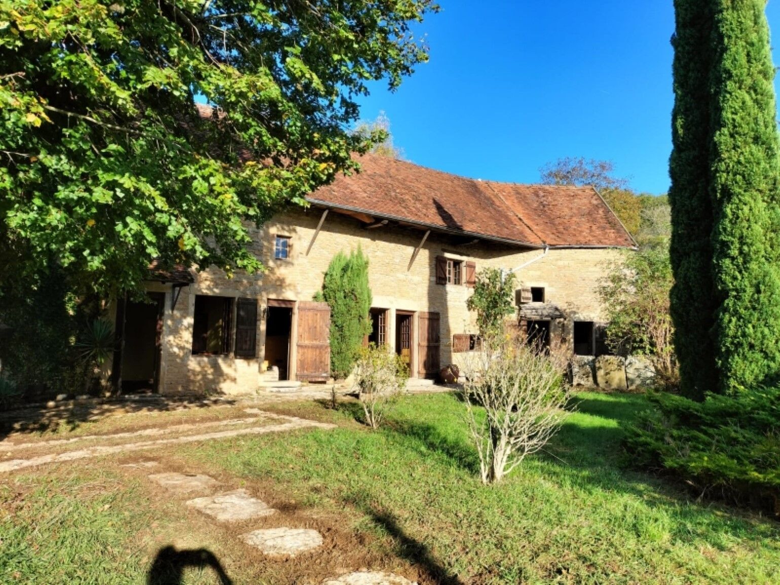 Maison de caractère à restaurer avec jardin et vue.