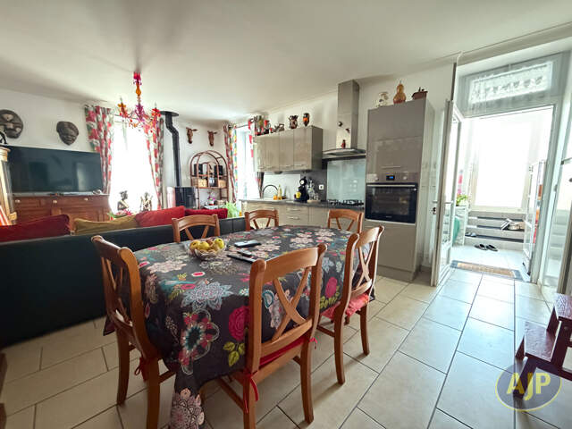 Maison au centre de Pons — photo du bien
