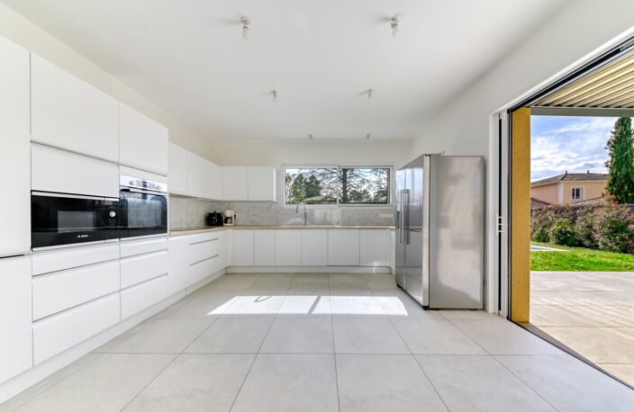 Ecully - Les Serres: Une maison contemporaine de 189m2, 5 ch — photo 3
