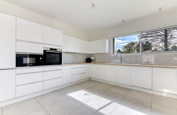 Ecully - Les Serres: Une maison contemporaine de 189m2, 5 ch — photo 5