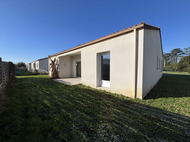Maison de plain pied 3 chambres, garage et jardin — photo du bien