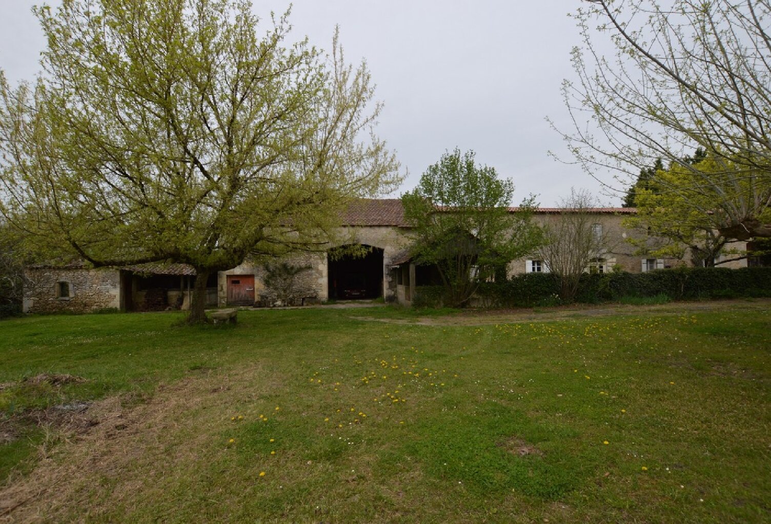 Bel ensemble en pierre — photo 1