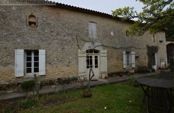Bel ensemble en pierre — photo 2