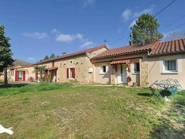 Maison en pierre de 7 pièces principales — photo du bien