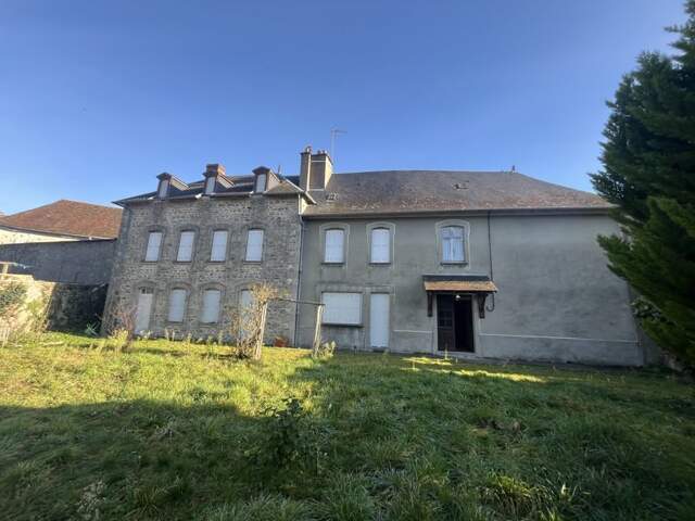 Maison de bourg de 12 pièces principales — photo du bien