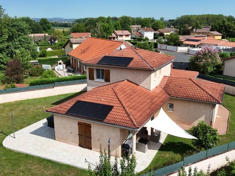 Maison familiale 4 chambres centre Grièges sur joli terrain clos — photo 1
