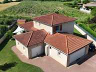 Maison familiale 4 chambres centre Grièges sur joli terrain clos — photo 2