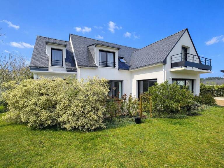 Maison d’architecte de 205 m² à La Baule-Escoublac. Lumineuse et parfaitement entretenue, elle offre 5 chambres, de beaux volumes, un jardin paysager, une terrasse et un garage. Un cadre de vie idéal pour créer de précieux souvenirs en famille — photo 1