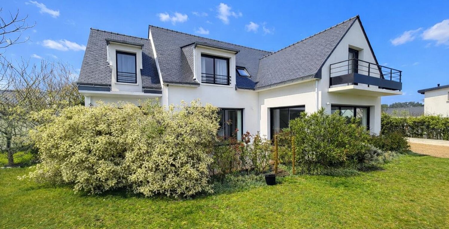Maison d’architecte de 205 m² à La Baule-Escoublac. Lumineuse et parfaitement entretenue, elle offre 5 chambres, de beaux volumes, un jardin paysager, une terrasse et un garage. Un cadre de vie idéal pour créer de précieux souvenirs en famille — photo 1